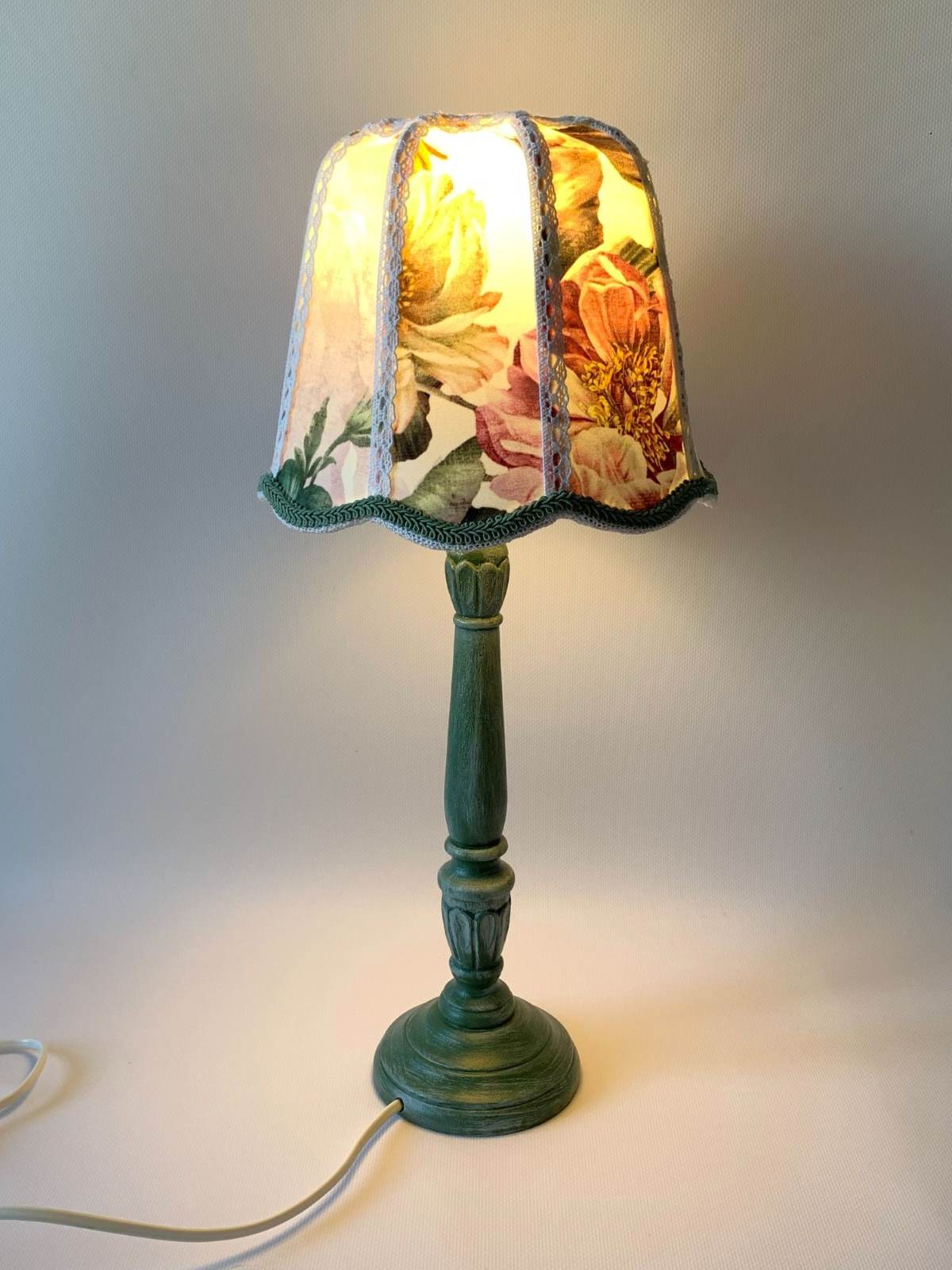 Lampka stołowa w stylu vintage z abażurem w kwiatowe wzory