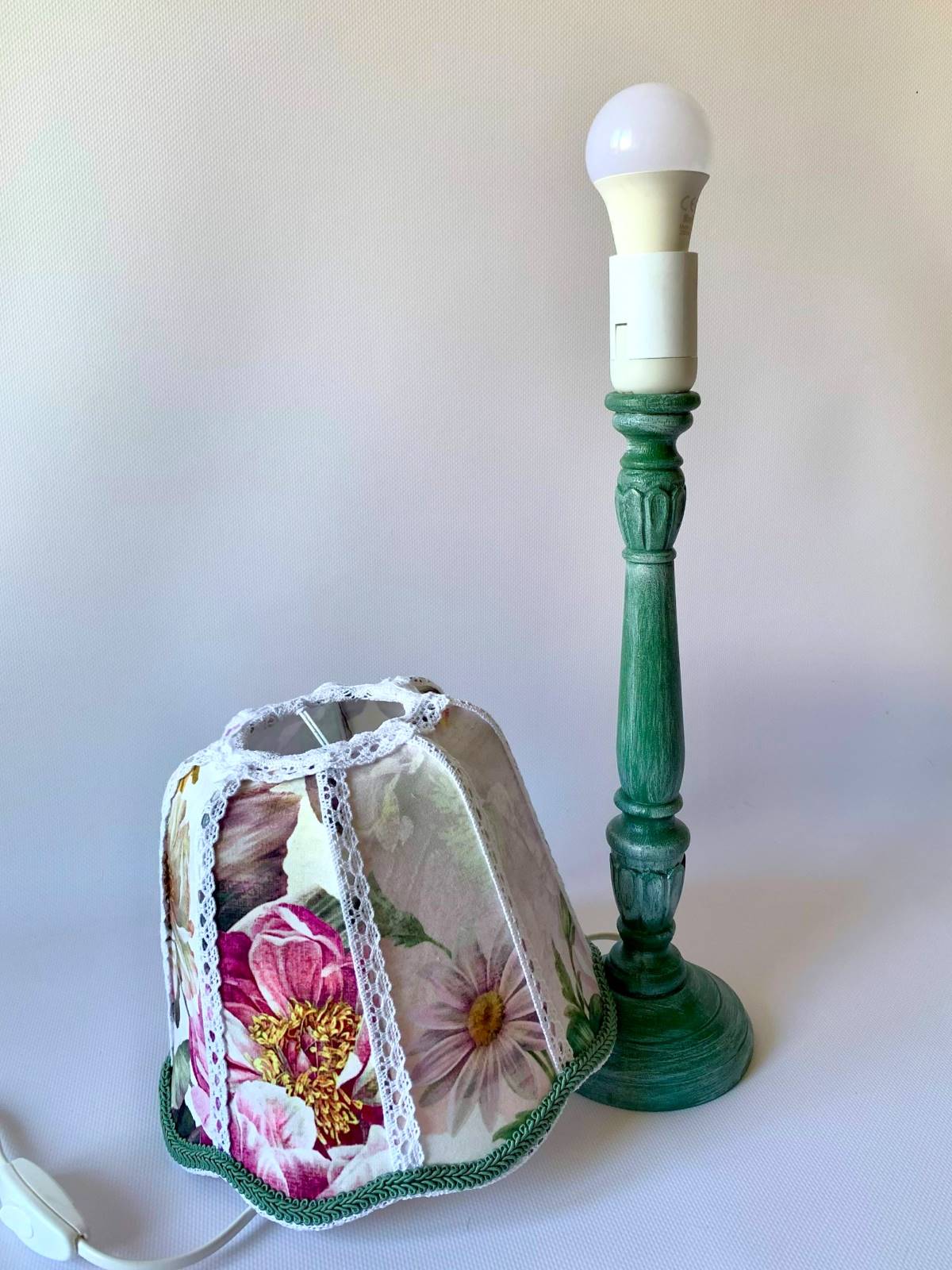 Podstawa lampy vintage z odłożonym abażurem w kwiaty