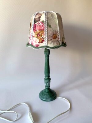 Ozdobna lampka nocna vintage z zieloną podstawą i abażurem w kwiaty