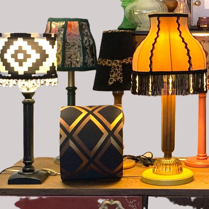 Zestaw dekoracyjnych lamp stołowych z różnorodnymi abażurami i zdobieniami