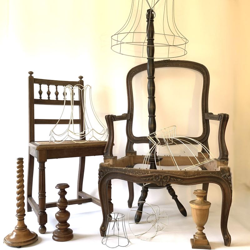 Drewniane krzesła i stelaże lamp w trakcie renowacji – przygotowanie mebli vintage do stylizacji