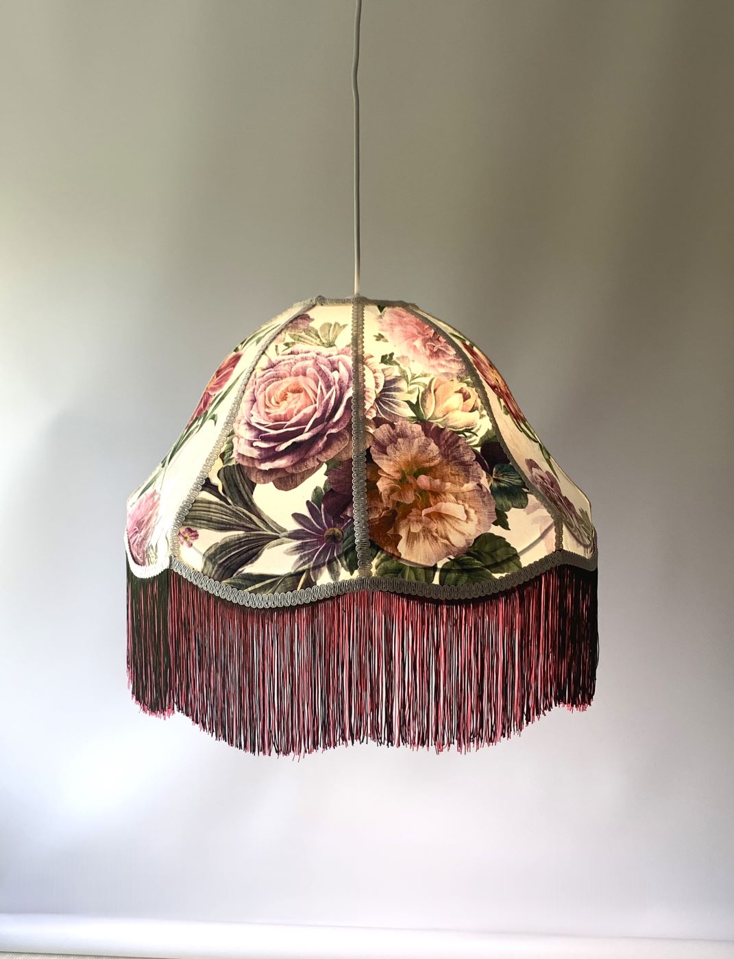 Ozdobna wisząca lampa w stylu vintage z kwiatowym abażurem wykończonym długimi frędzlami