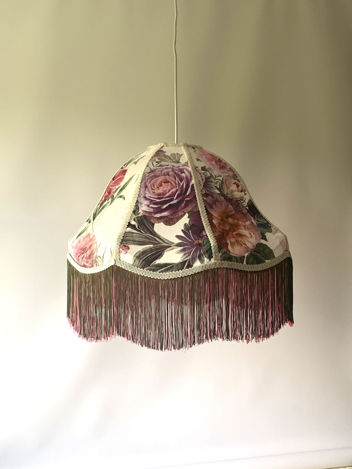 Unikatowa wisząca lampa wykonana ręcznie, z abażurem w kwiatowy wzór i ozdobnymi frędzlami w stylu vintage
