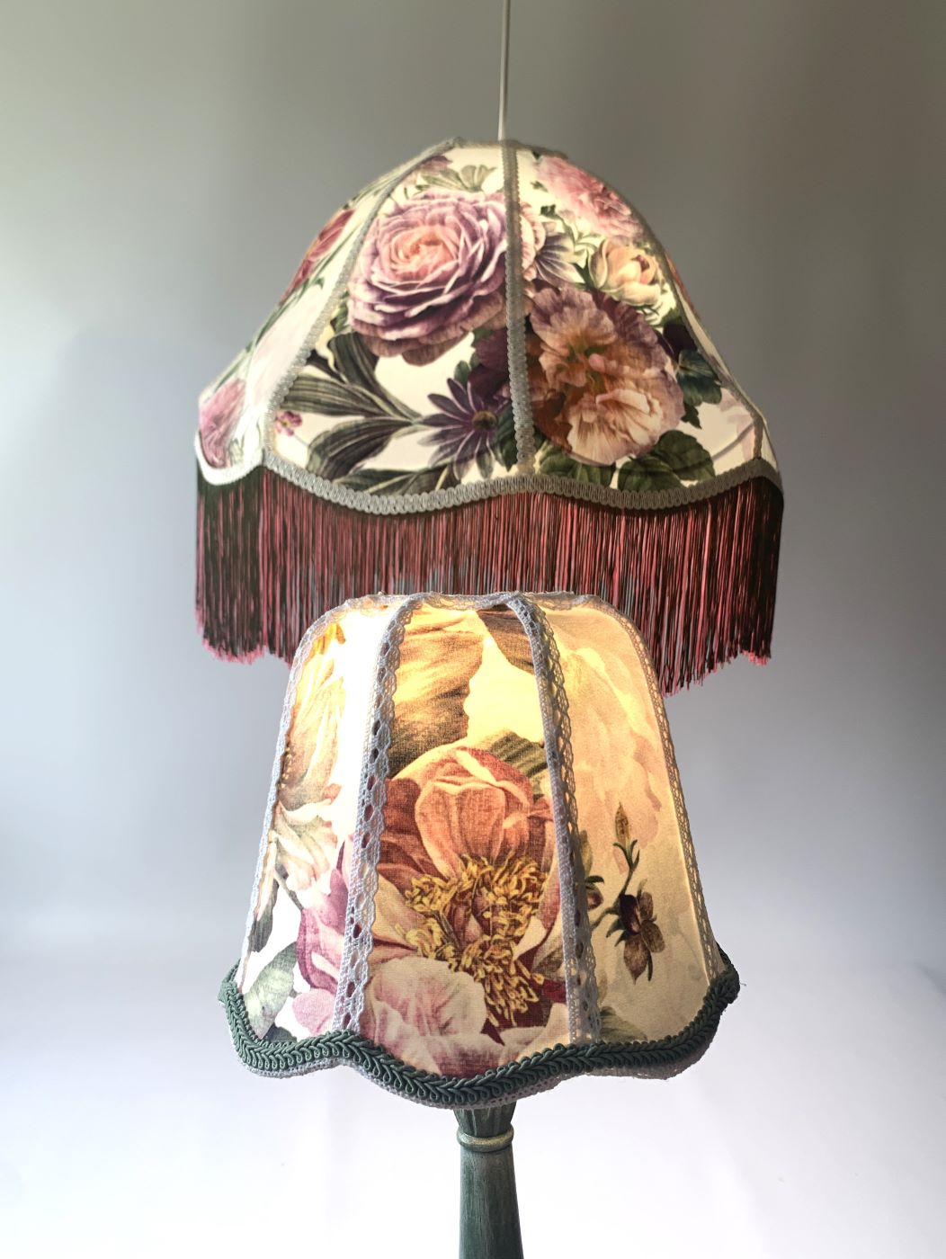 Komplet oświetleniowy w stylu vintage: wisząca lampa sufitowa oraz lampka stołowa z kwiatowymi abażurami z weluru i dekoracyjnymi frędzlami