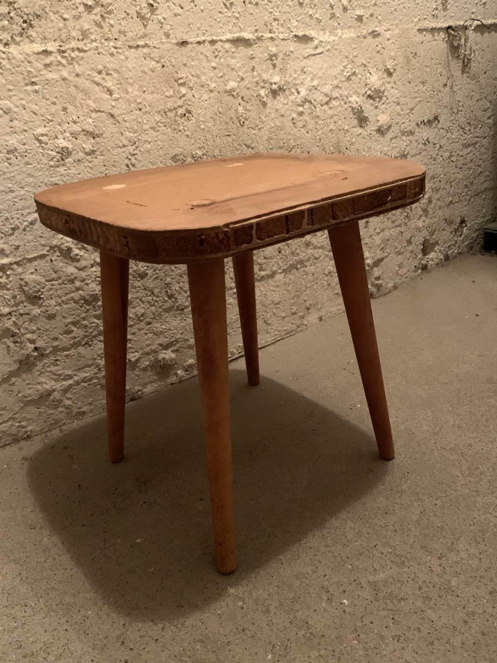 Klasyczny drewniany taboret w stylu PRL przeznaczony do renowacji lub stylizacji